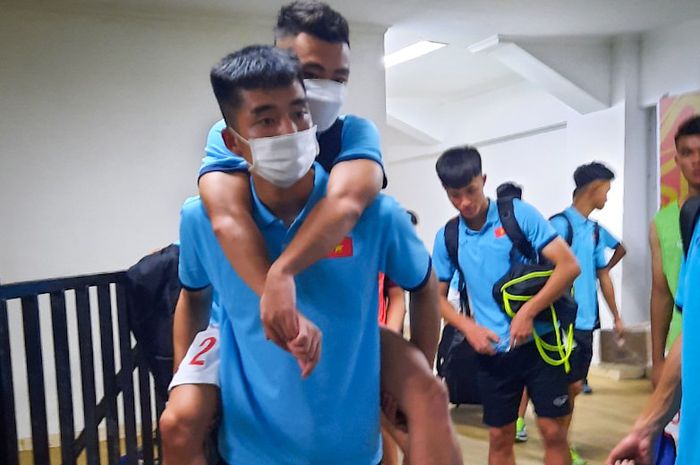 Penyerang timnas U-19 Vietnam, Nguyen Ant Tu harus digendong saat menuju bus setelah mengalami cedera usai laga melawan timnas U-19 Indonesia pada babak penyisihan Grup A Piala AFF U-19 2022, Sabtu (2/7/2022).