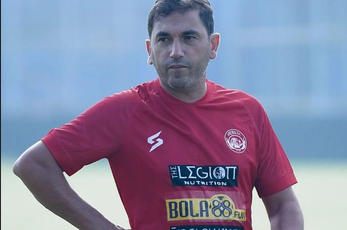 Pelatih Eduardo Almeida saat memimpin latihan Arema FC di Stadion Kanjuruhan, Kabupaten Malang, Kamis (19/5/2022).