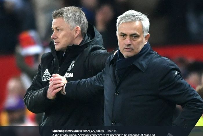 Pelatih Manchester United, Ole Gunnar Solskjaer, dan pelatih Tottenham Hotspur, Jose Mourinho, berjabat tangan kala keduanya bertemu pada laga Liga Inggris musim 2019-2020.