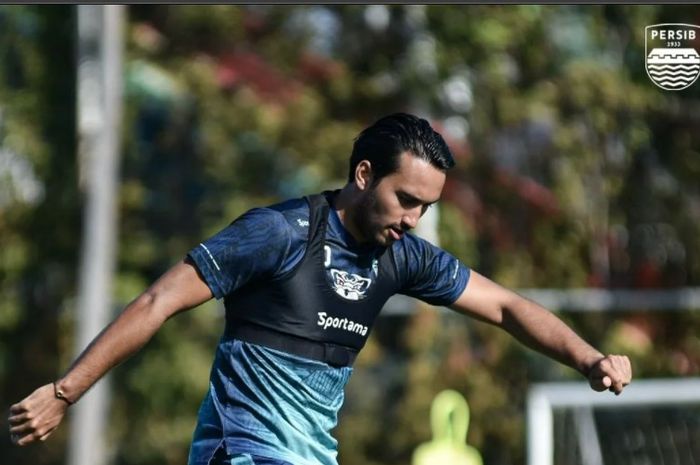 Ezra Walian sedang melakukan latihan bersama Persib Bandung, Selasa (25/1/2022).