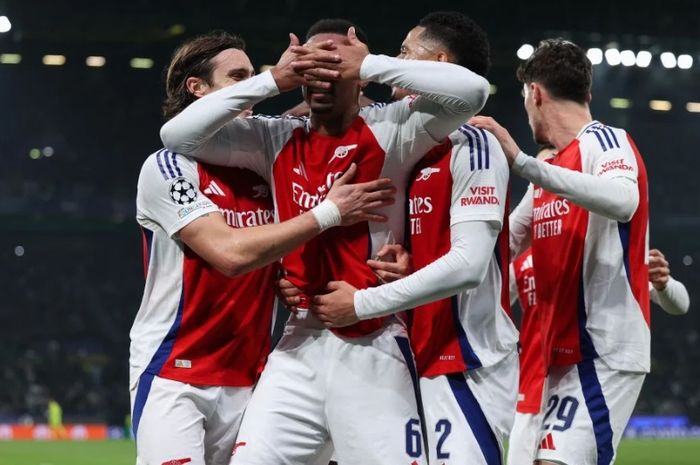 Bek Arsenal Gabriel Magalhase (kedua dari kiri) selebrasi dengan rekan-rekannya seusai mencetak gol ke gawang Sporting pada 27 November 2024. Mereka kini siap-siap menghadapi PSG di semifinal Liga Champions.