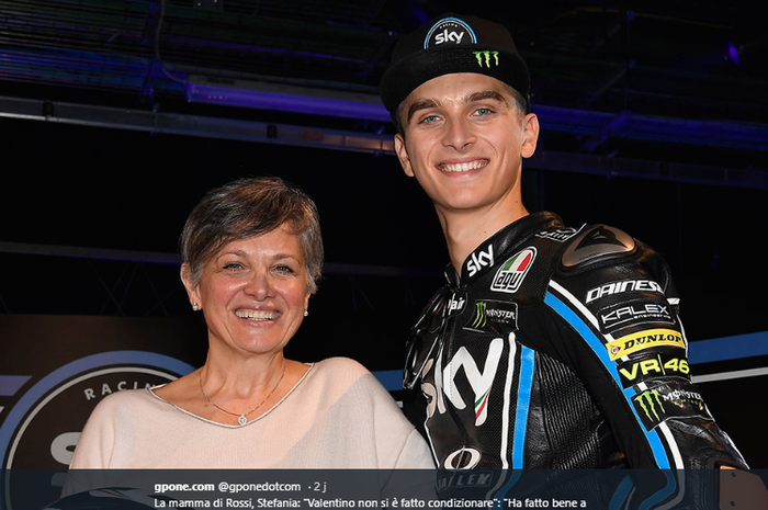 Ibu Valentino Rossi, Stefania Palma, bersama Luca Marini.