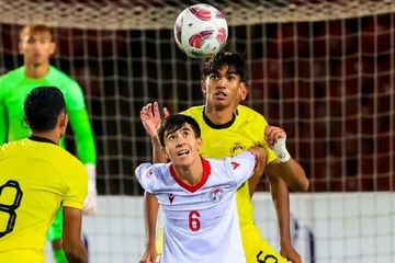 Para pemain Timnas U-20 Malaysia (kuning) menghadapi Tajikistan hingga kalah pada menit terakhir Kualifikasi Piala Asia U-20 2025 pada 27 September 2024 di Dushanbe.