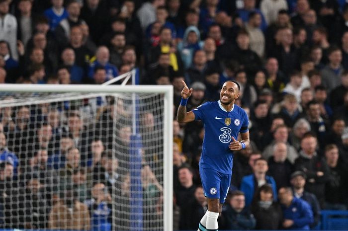 Striker Chelsea, Pierre-Emerick Aubameyang, merayakan gol ke gawang AC Milan dalam laga Grup E Liga Champions di Stadion Stamford Bridge, Rabu (5/10/2022).