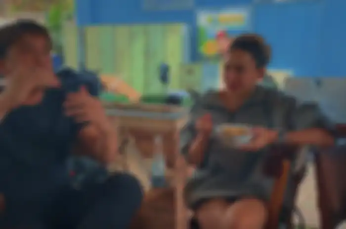 Tangkap layar Nikita Mirzani ceritakan harga pakaian sebari makan mie ayam