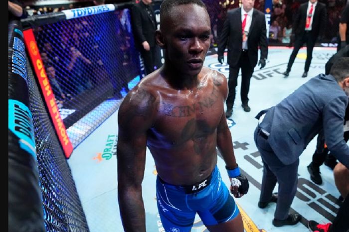 Israel Adesanya resmi kembali menjadi juara kelas menengah UFC usai menumbangkan Alex Pereira lewat KO pada main event UFC 287 yang digelar di Kaseya Center, Miami, AS, Sabtu, 8 April 2023