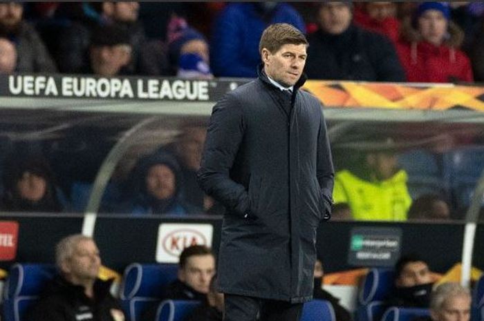 Steven Gerrard berdiri di samping lapangan saat sedang mendampingi timnya, Rangers FC, dalam laga leg pertama babak 16 besar Liga Europa melawan Bayer Leverkusen, Jumat (13/3/2020) waktu setempat.