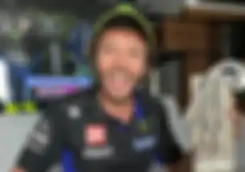 Kayak Podium MotoGP Beneran, Valentino Rossi Angkat Trofi MotoGP San Marino Yang Asli, Nih Buktinya