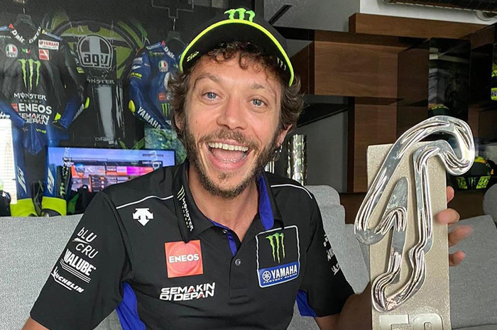Valentino Rossi gasak podium 3 di MotoGP Virtual Race langsung selebrasi angkat trofi udah kayak podium MotoGP beneran. Eh, trofinya asli benera trofi MotoGP San Marino lo