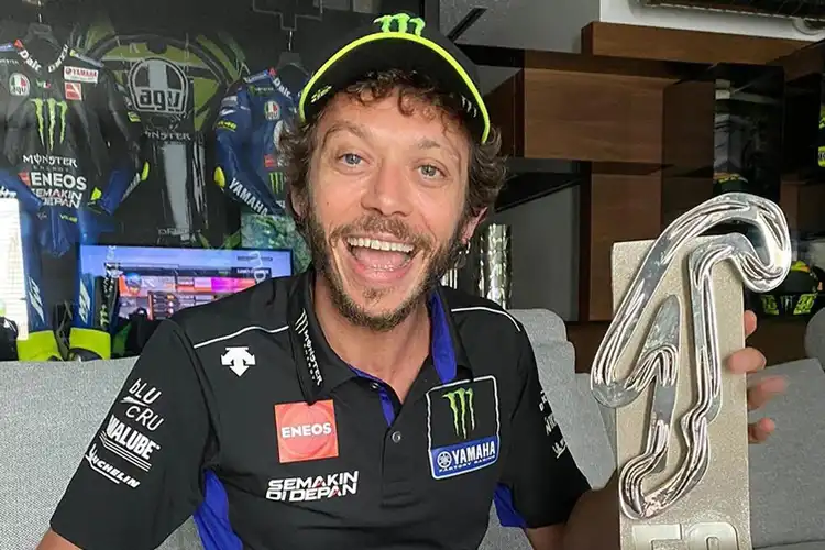 Kayak Podium MotoGP Beneran, Valentino Rossi Angkat Trofi MotoGP San Marino Yang Asli, Nih Buktinya