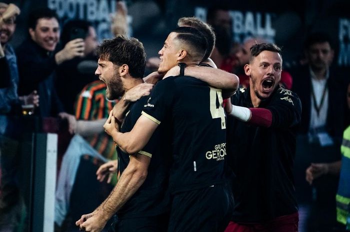 Jay Idzes (tengah) selebrasi dengan rekan-rekannya setelah Venezia menang 2-1 atas Palermo dalam semifinal kedua play-off ke Serie A Liga Italia, Sabtu (25/5/2024) dini hari WIB. Dengan agregat 3-1, Venezia lolos ke final play-off.