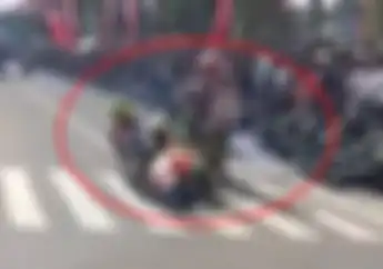 Apes.. Video Sudah Jatuh Pembalap Vespa Tertabrak Lagi Sampai 2 Kali, Tapi Ada Untungnya