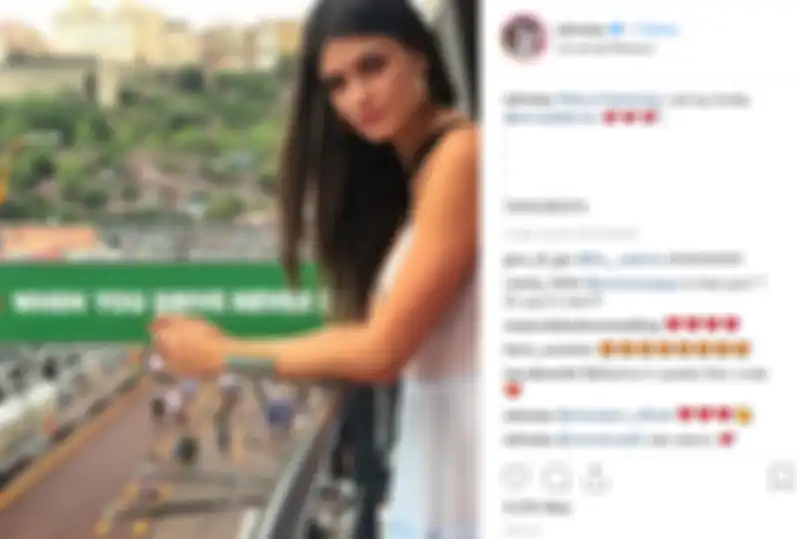 Foto Linda Morselli dengan latar belakang pit lane di sirkuit Monte Carlo saat berlangsungnya balap F1 Monako