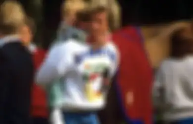 4 Gaya Simpel Princess Diana Paduin Atasan Putih dan Celana Jeans. Tetap Kece!