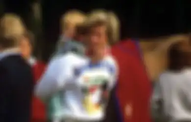 4 Gaya Simpel Princess Diana Paduin Atasan Putih dan Celana Jeans. Tetap Kece!