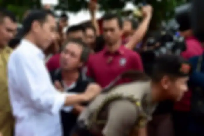 Presiden Jokowi pinjam punggung ajudan.