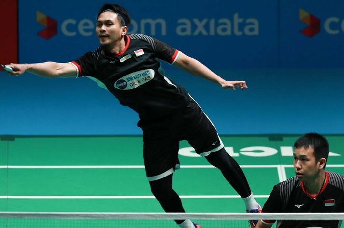 Pasangan ganda putra Indonesia, Mohammad Ahsan/Hendra Setiawan, mengembalikan kok ke arah Li Junhui/Liu Yuchen (China) pada perempat final Malaysia Open 2019, Jumat (5/4/2019).