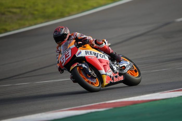 Pembalap Repsol Honda, Marc Marquez, berlatih dengan motor Honda RC213V-S di Sirkuit Algarve, Portugal, 17 Januari 2021.