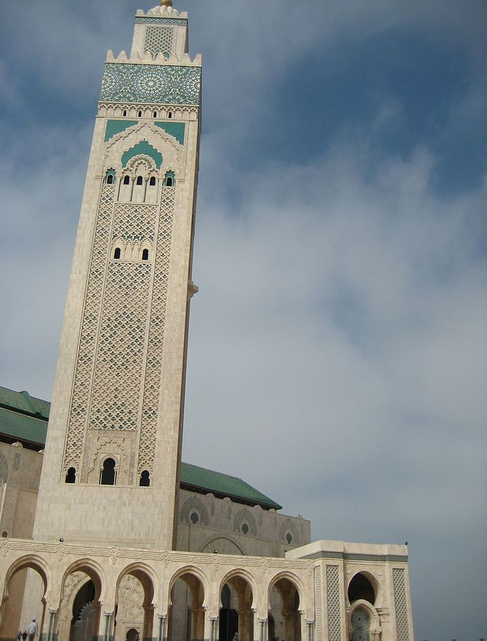 Menara Masjid Hassan II di Maroko menjulang setinggi 210 meter, berdiri kokoh di atas Samudra Atlantik, menjadikan Masjid Hassan II di Casablanca, Maroko sebagai menara tertinggi di dunia, dan bangunan tertinggi di Maroko.