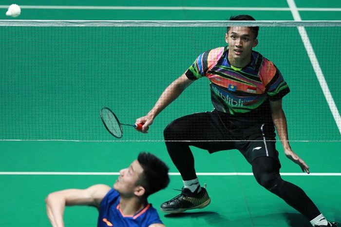 Pebulu tangkis tunggal putra Indonesia, Jonatan Christie, mengembalikan kok ke arah Chen Long (China), pada semifinal Malaysia Open 2018 di Axiata Arena, Bukit Jalil, Kuala Lumpur, Sabtu (6/4/2019).