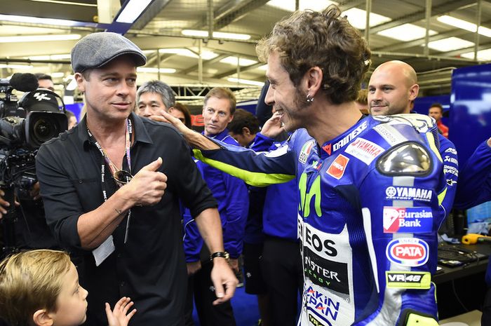 Brad Pitt ketika mengunjungi paddock Valentino Rossi saat MotoGP Inggris di Silverstone pada tahun 2015.