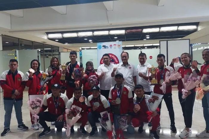 Timnas kickboxing Indonesia tiba di Bandara Soekarno-Hatta, Tangerang, Banteng, Senin (19/12/2022) usai menyelesaikan Kejuaraan Asia 2022.