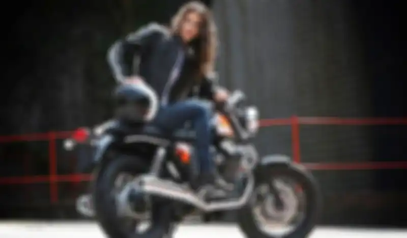 Rider wanita dengan sepatu boots