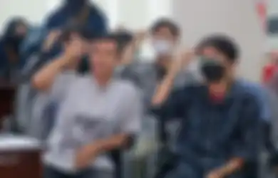 Keren! Siap Fasilitasi Teman Tunarungu, Mahasiswa Unesa Belajar Bahasa Isyarat Bersama!