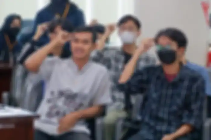 Para mahasiswa Unesa yang sedang belajar bahasa isyarat.