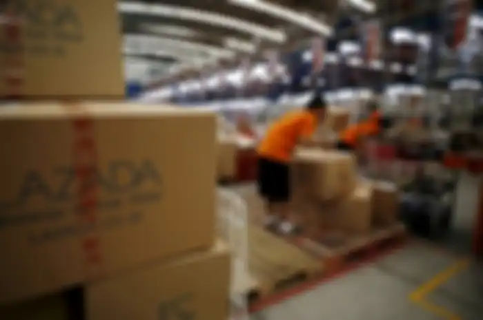 Pengepakan barang di gudang Lazada Indonesia.