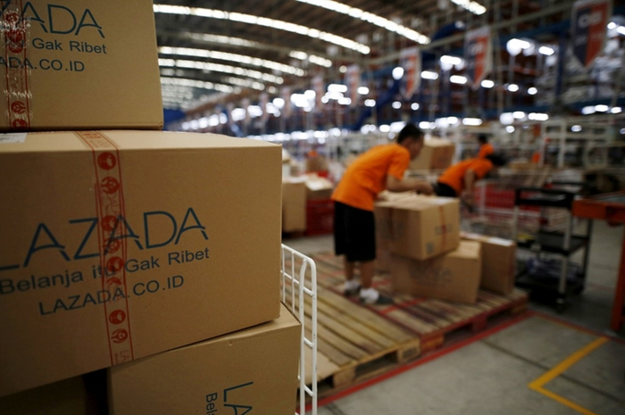 Pengepakan barang di gudang Lazada Indonesia.