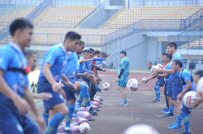 Robert Alberts memimpin sesi latihan perdana Persib Bandung di Stadion GBLA, Senin (10/8/2020). 