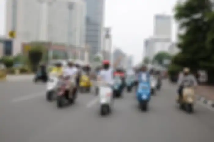 Vespa Primavera generasi pertama (tengah, putih) dan edisi khusus 50 tahun (warna Light Blue and Bro