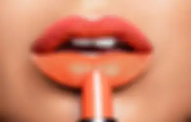 Jangan Asal, Ini Warna Lipstik Terang yang Cocok untuk Semua Warna Kulit!