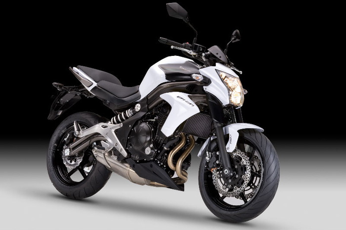 Ilustrasi Kawasaki ER-6n. Harga moge bekas yang tabrak emak-emak naik Honda BeAT ini ternyata segini.
