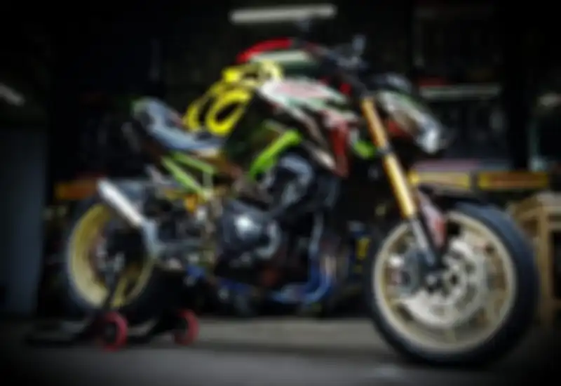 Dari warna abu-abu, Kawasaki Z900 diubah menjadi warna bunglon