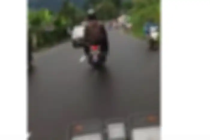 Yamaha NMAX di depan dengan boncengan dikejar Yamaha RX-King
