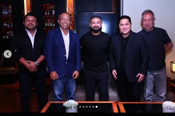 (Dari kiri) CEO KL City Stanley Bernard, pemilik Persib Bandung Glenn Sugita, Tunku Ismail Idris bin Sultan Ibrahim, Erick Thohir, dan pemilik Valencia Peter Lim berpose seusai pertemuan penting.