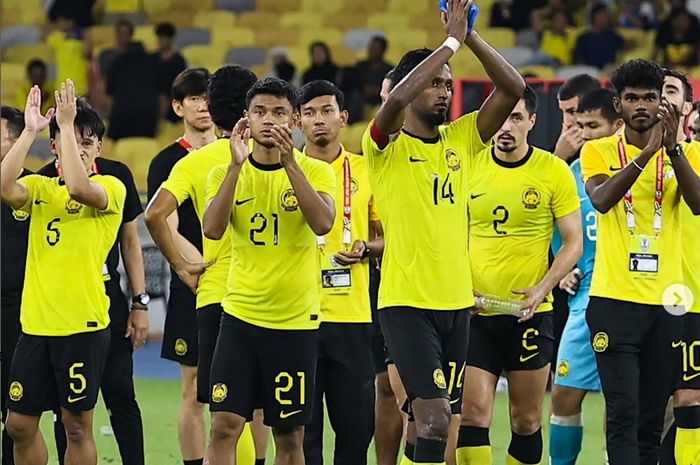 Para pemain Timnas Malaysia berterima kasih atas dukungan fans mereka di Stadion Nasional Bukit Jalil, Kuala Lumpur, 20 Desember 2024, setelah tersingkir dari ASEAN Cup 2024.