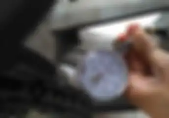 Benarkah Kurangi Tekanan Angin Ban Motor Saat Hujan Bikin Aman