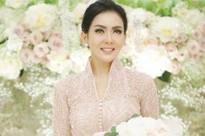 Syahrini tampak sederhana dengan riasan yang tidak berlebihan saat prosesi lamaran