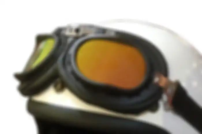 Helm klasik makin keliatan keren dengan google ini