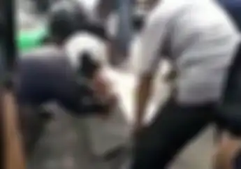 Kok Bisa Begini? Video Ojek Online dan Pemotor Gotong Royong Bongkar Pembatas Jalan