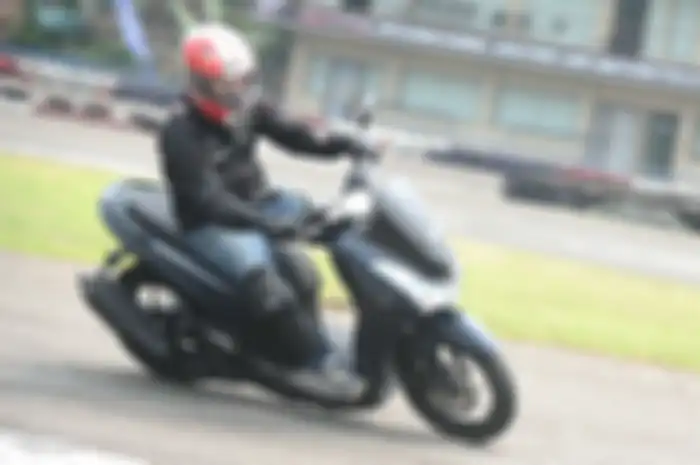 Ilustrasi ngegas motor