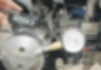 Oli Semakin Encer Bukan Berarti Bagus, Cek Buat Motor Tahun Berapa?