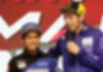 Valentino Rossi Bocorkan Teknik Rahasianya ke Galang Hendra