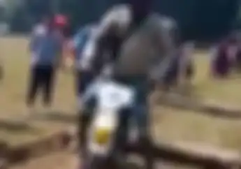 Geli Banget Nih, Video Motor Grasstrack Rontok Mendadak Saat Melewati Beberapa Penghalang