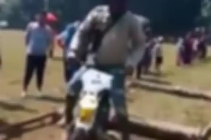 Peserta enduro enggak nyangka setelah melewati penghalang