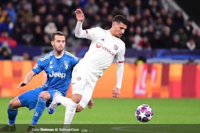 Gelandang Olympique Lyon, Houssem Aouar saat melawan Juventus.