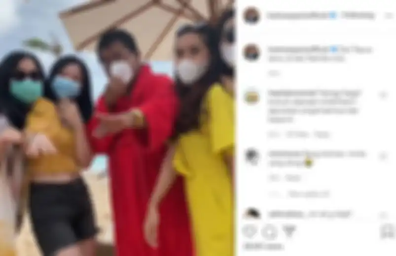Hotman Paris dikelilingi gadis seksi saat liburan di Bali